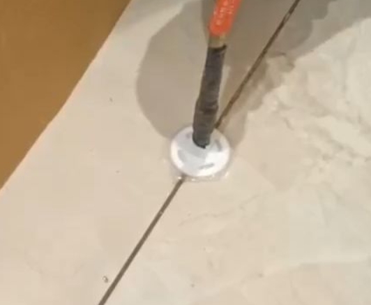滨州瓷砖空鼓维修公司专业解答瓷砖在铺贴过程中，如果没有涂抹均匀到位的粘结材料（如水泥砂浆或瓷砖胶），可能会导致以下问题