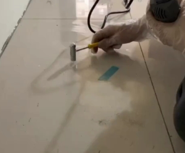 滨州瓷砖开裂维修公司专业分享瓷砖在铺贴前如果没有沥干水分，将会导致以下问题